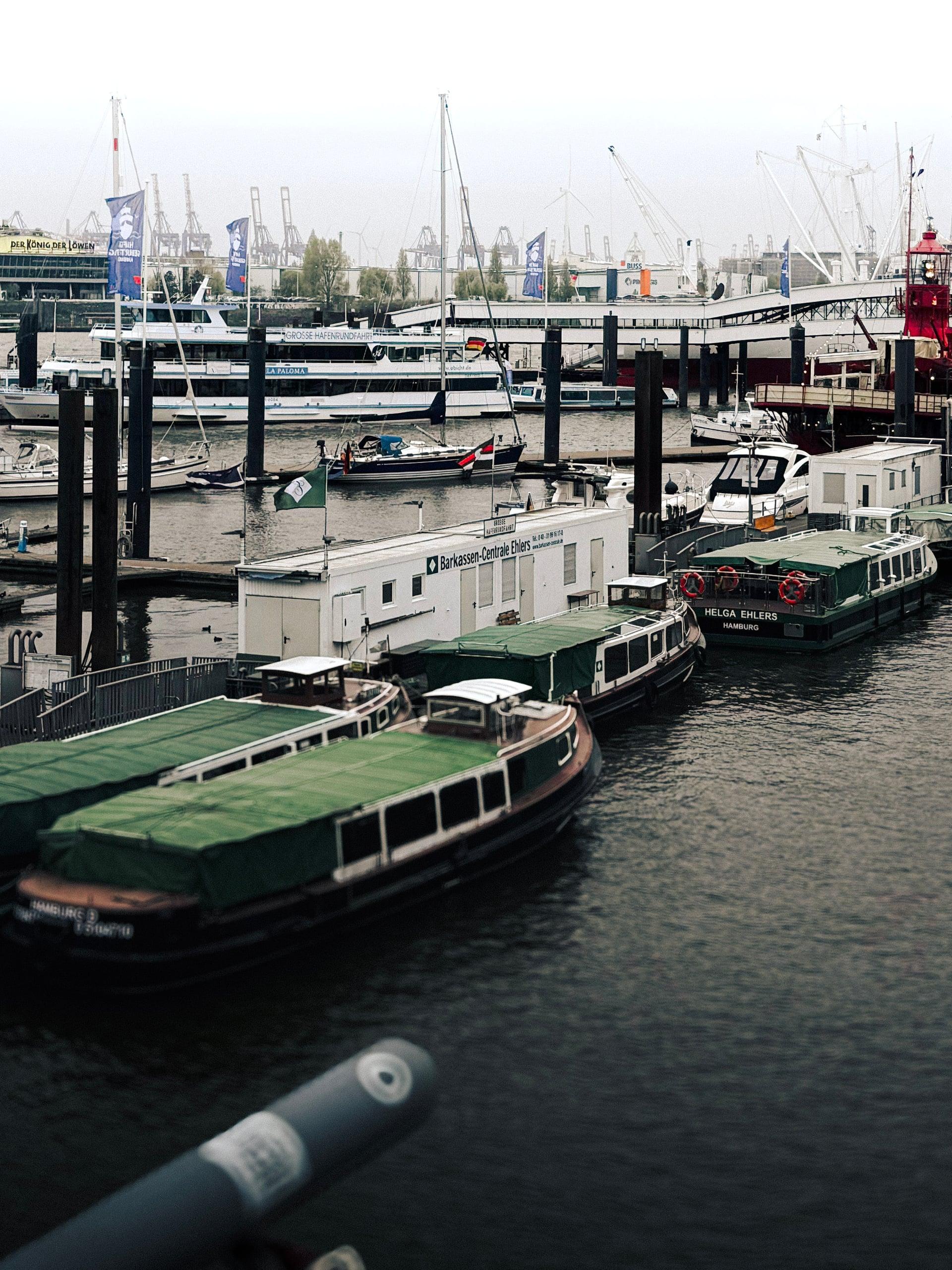 Mehrere Frachtschiffe im Hafen von Hamburg
