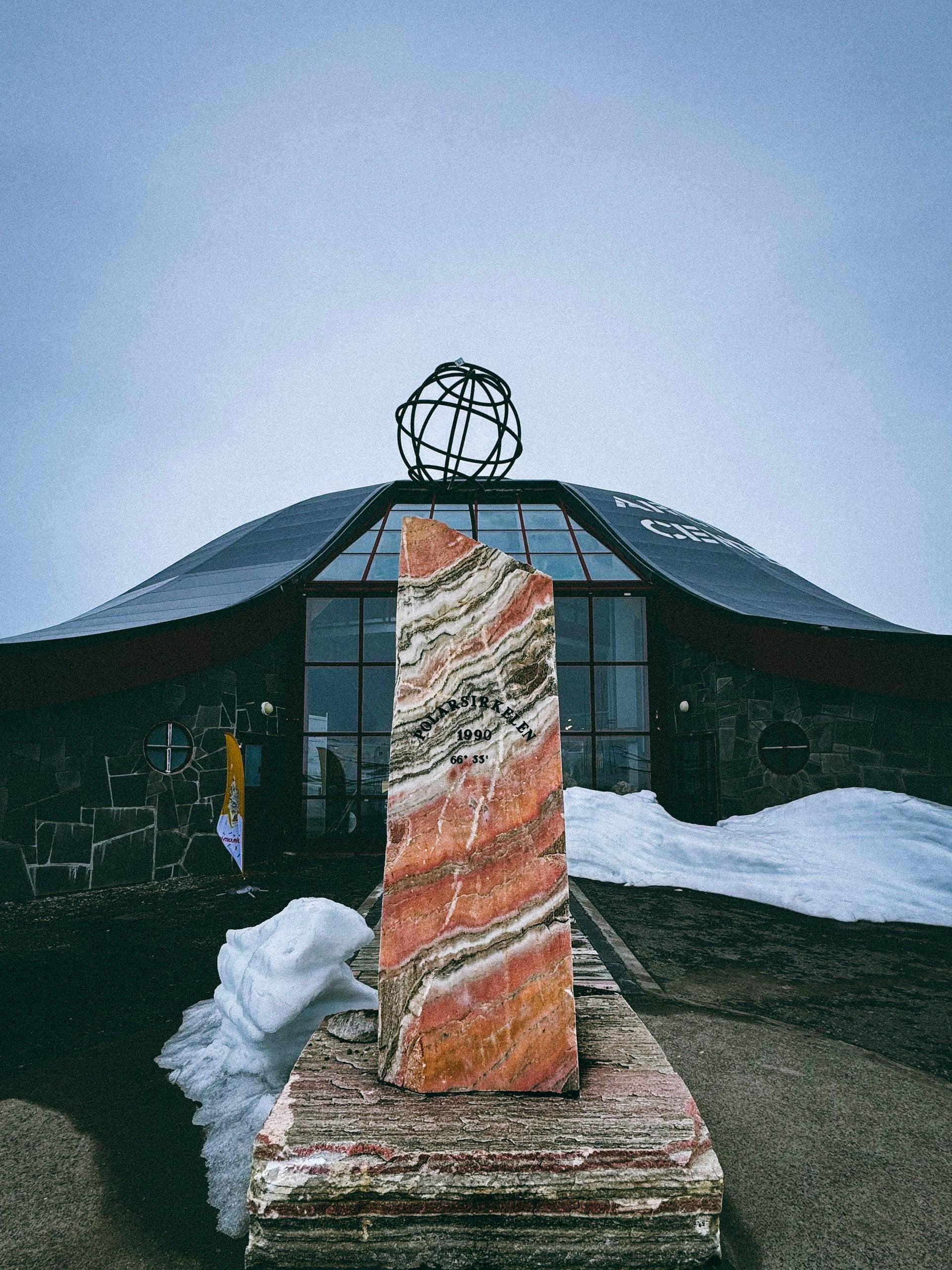 Polarsirkelen am Zentrum des norwegischen Nordpolarkreises